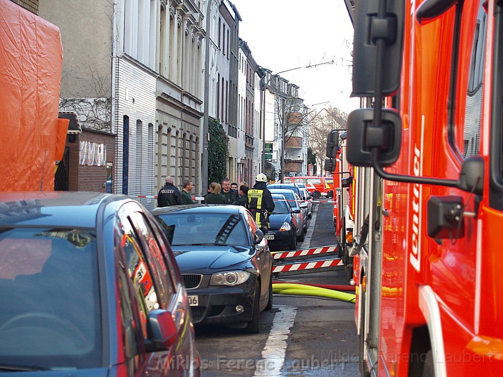 Einsatz Feuerwehr SEK Polizei Koeln Nippes Merheimerstr P060.JPG